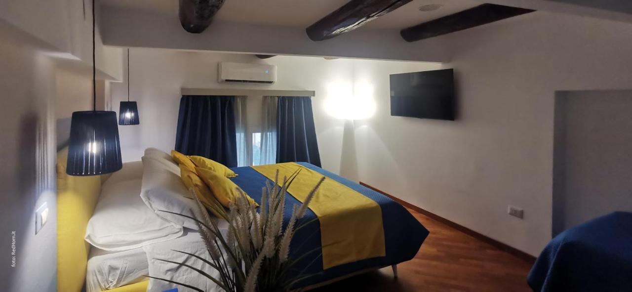 Two Rooms Chiaia 37 Naples Exterior photo