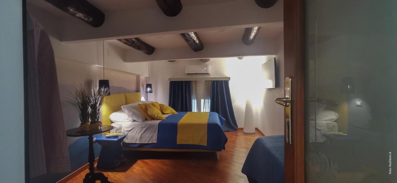 Two Rooms Chiaia 37 Naples Exterior photo