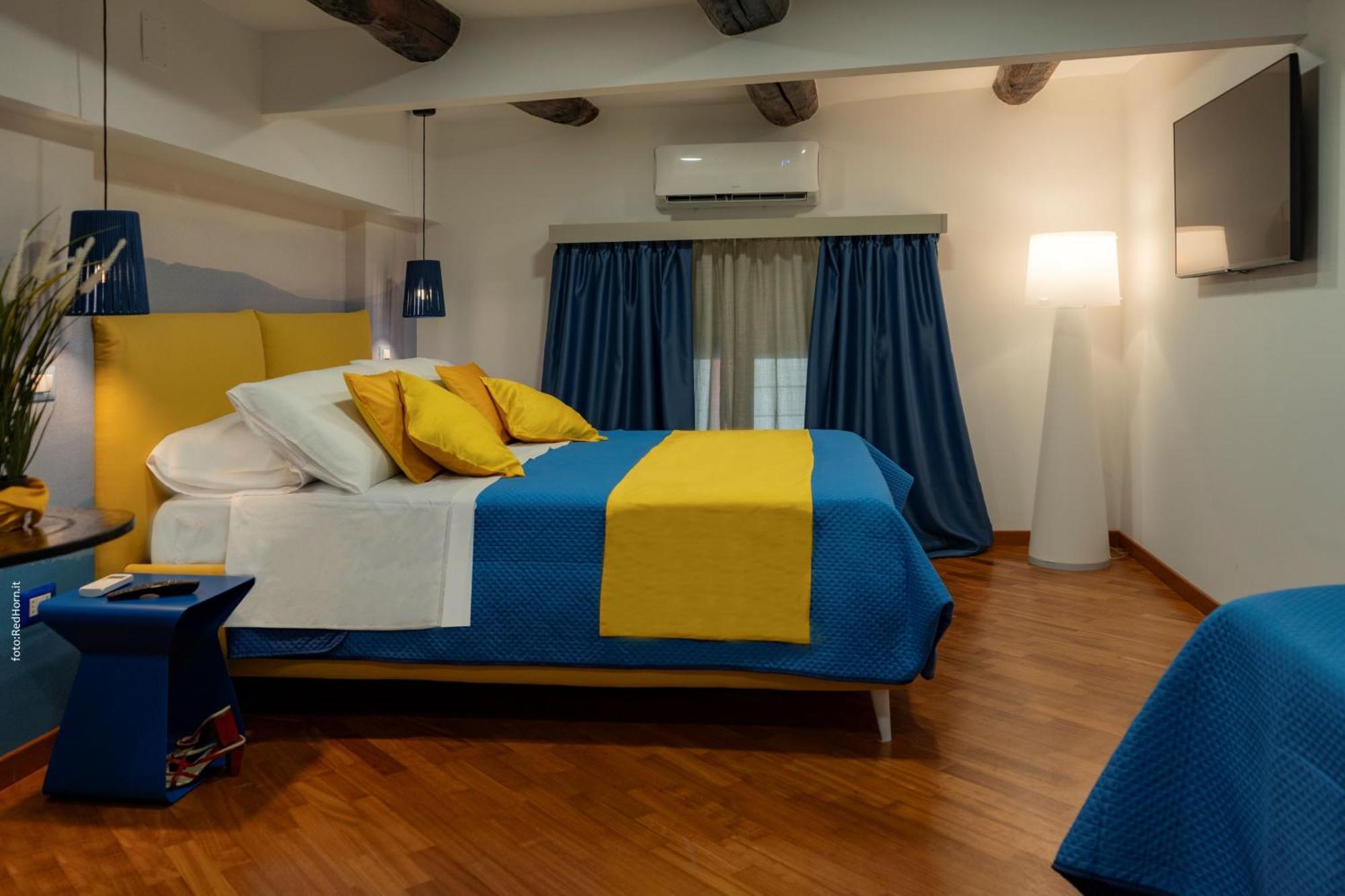 Two Rooms Chiaia 37 Naples Exterior photo